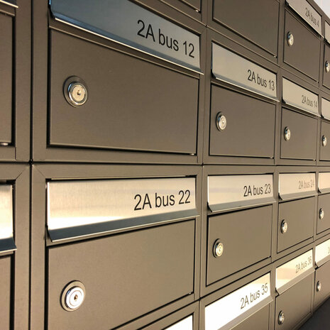 brievenbussysteem met 4 brievenbussen antraciet en palen