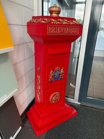 Oud Hollandse brievenbus rood