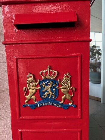 Oud Hollandse brievenbus rood