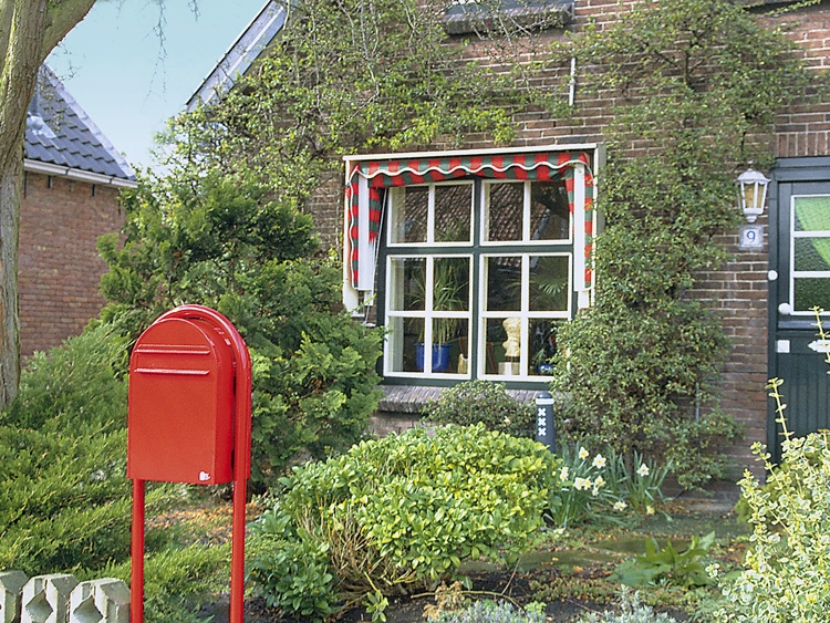 bobi classic b brievenbus rood in tuin
