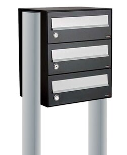 Brievenbuskast 3 brievenbussen zwart met statief Brievenbuskast 3 brievenbussen zwart met statief