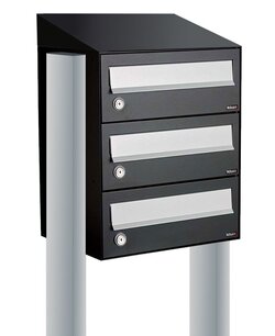 Brievenbuskast 3 brievenbussen zwart met statief (en dakje) Brievenbuskast 3 brievenbussen zwart met statief (en dakje)