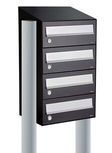 Brievenbuskast 4 brievenbussen zwart met statief (en dakje) Brievenbuskast 4 brievenbussen zwart met statief (en dakje)