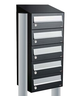 Brievenbuskast 5 brievenbussen zwart met statief (en dakje) Brievenbuskast 5 brievenbussen zwart met statief (en dakje)