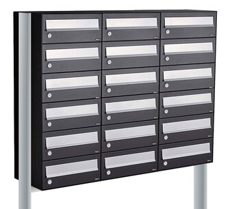 Brievenbuskast (3x6) 18 brievenbussen zwart met statief Brievenbuskast (3x6) 18 brievenbussen zwart met statief