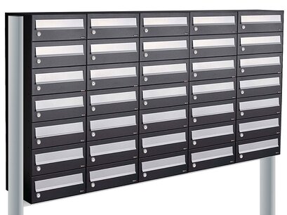 Brievenbuskast (5x7) 35 brievenbussen zwart met statief Brievenbuskast (5x7) 35 brievenbussen zwart met statief