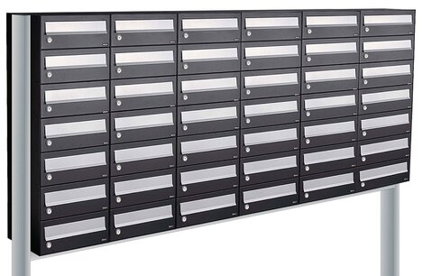 Brievenbuskast (6x7) 42 brievenbussen zwart met statief Brievenbuskast (6x7) 42 brievenbussen zwart met statief
