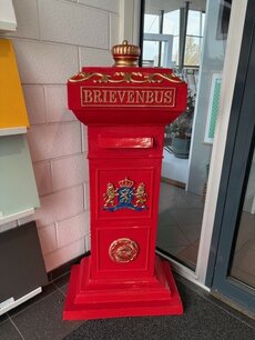 Oud Hollandse brievenbus rood